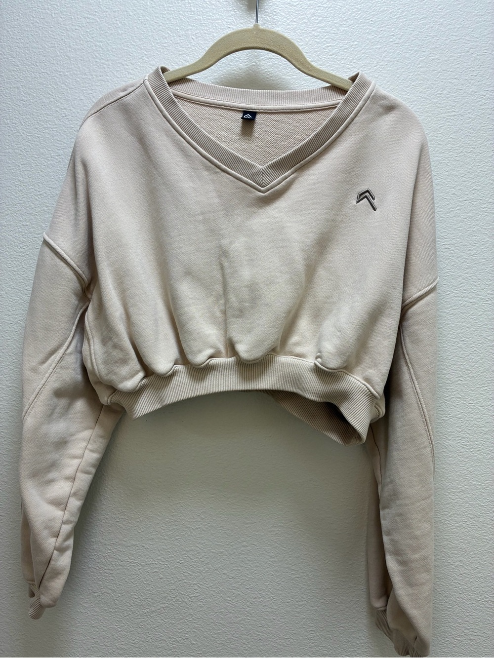 Oner Active Cropped V-Neck Sweatshirt in Cream